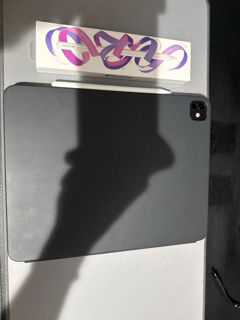 iPad Pro 13 M4 512GB + Logitech + Pen afbeelding 2