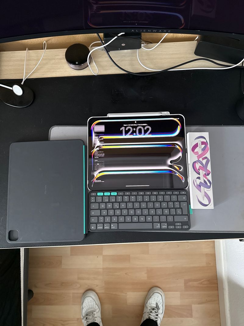 iPad Pro 13 M4 512GB + Logitech + Pen