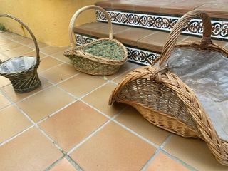 Juego 5 cestas mimbre marrones y verdes