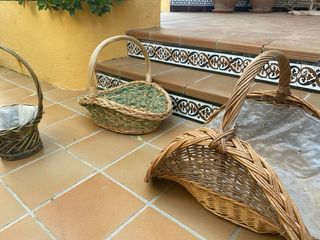 Juego 5 cestas mimbre marrones y verdes