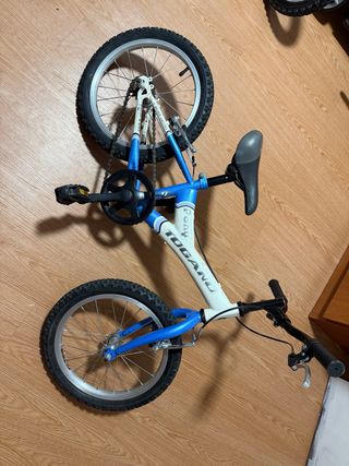 Bicicleta infantil azul y blanca