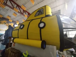 Carroza de submarino amarillo