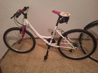 Bicicleta infantil blanca y rosa