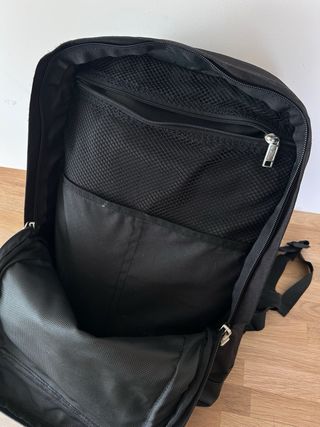 Mochila negra ordenador cabina