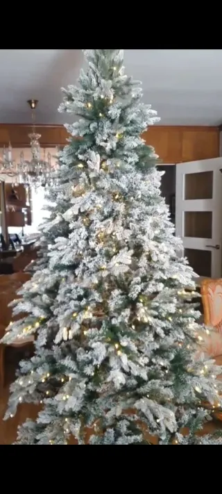 Árbol de Navidad nevado con luces