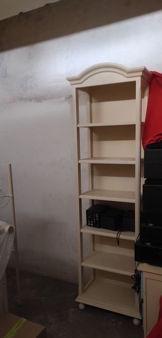 Estantería beige de madera