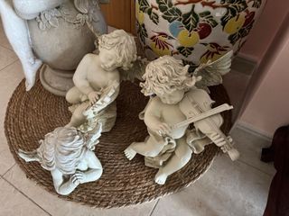 Figura de ángel tocando violín