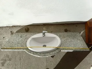 Bancada Pedra e Lavatório com Torneira