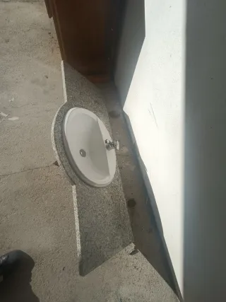 Bancada Pedra e Lavatório com Torneira