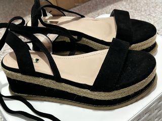 Sandalias mujer negras y beige atadas