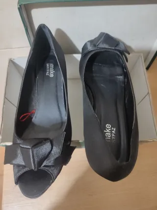 Zapatos de fiesta negros de raso