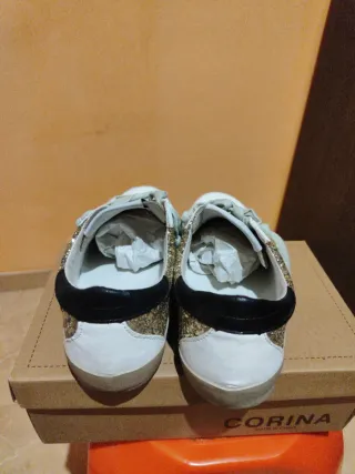 Zapatillas Corina Mujer Blancas y Doradas