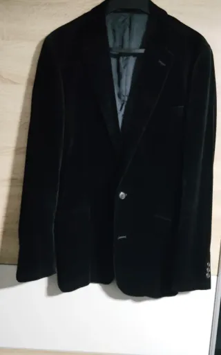 Americana negra de terciopelo