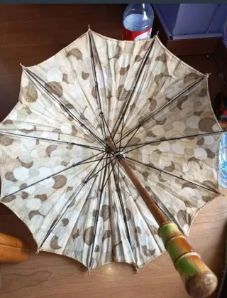 Sombrilla antigua con estampado floral