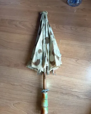 Sombrilla antigua con estampado floral