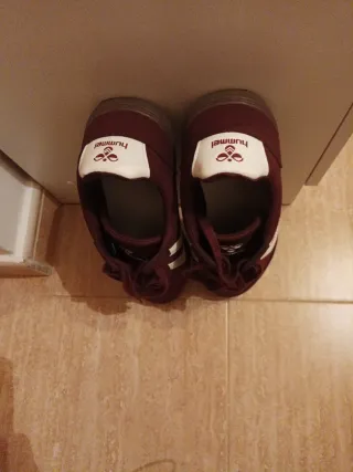 Zapatillas Hummel Mujer color granate y blancas.