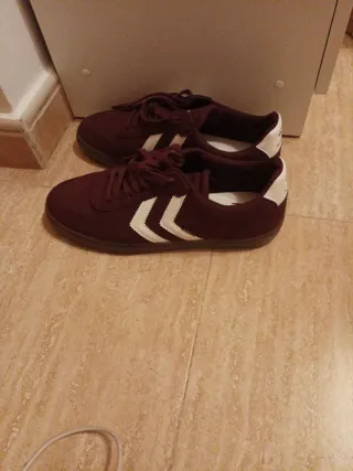 Zapatillas Hummel Mujer color granate y blancas.