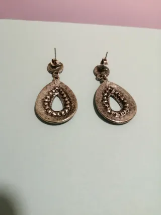 Pendientes plateados con pedrería de alpaca