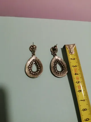 Pendientes plateados con pedrería de alpaca