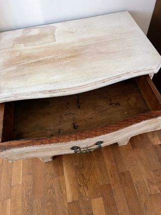 Cómoda pequeña decapada