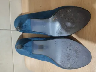 Zapato azul ante tacón