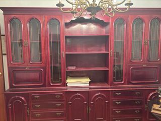 Mueble de salón de madera y cristal