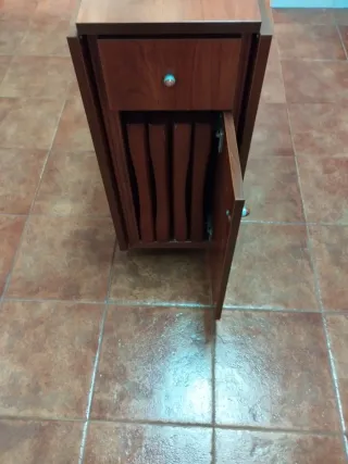 Mesa de madera plegable Con 6 sillas incluidas.