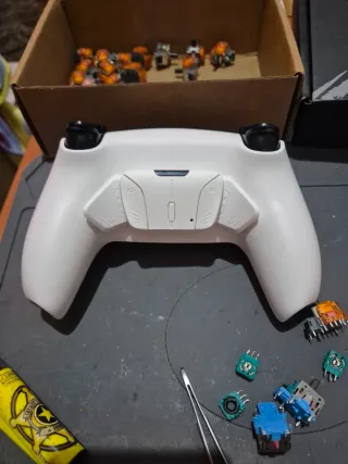 Reparación mando ps5 sticks TMR Gulikit magnético.