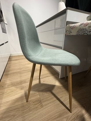 Sillas de tela con patas de acero efecto roble