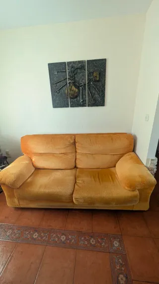 Sofá color naranja de 2 metros de largo.