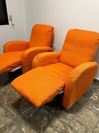 Due poltrone relax con fodere arancioni