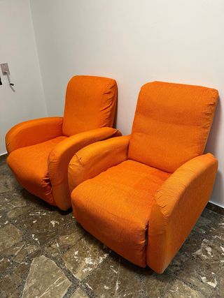 Due poltrone relax con fodere arancioni