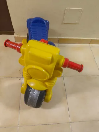 Moto infantil de plástico azul y amarillo