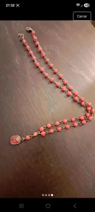 Collar con piedras rojas y colgante