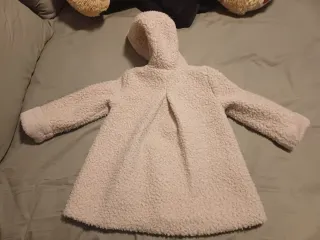 Chaquetón niña con capucha y lazo de mayoral