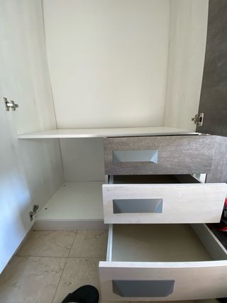 Armario moderno gris y blanco