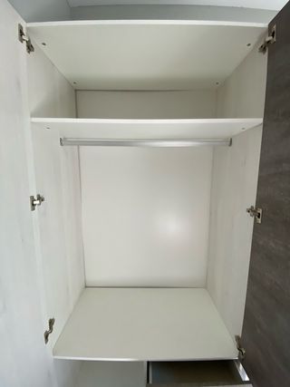 Armario moderno gris y blanco