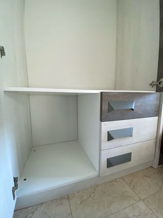 Armario moderno gris y blanco