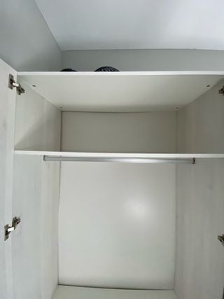 Armario moderno gris y blanco