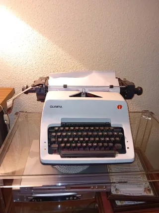 Máquina de escribir Olympia blanca