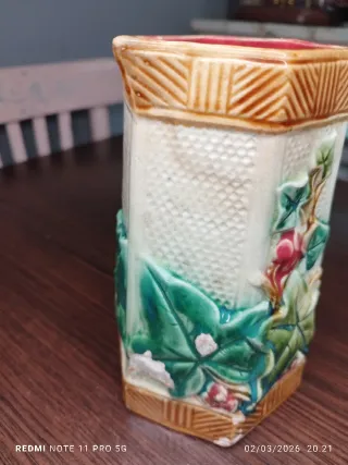 Antica caraffa in ceramica vintage con foglie e frutti