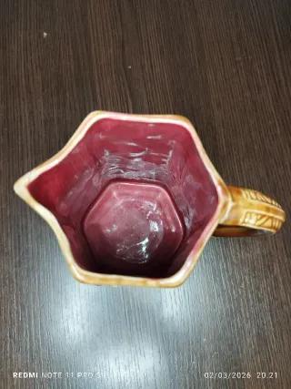 Antica caraffa in ceramica vintage con foglie e frutti