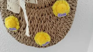 Bolso de rafia con pompones y encaje. Sin estrenar
