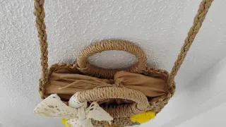 Bolso de rafia con pompones y encaje. Sin estrenar