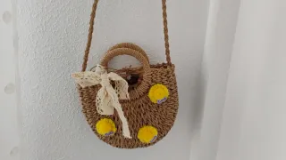 Bolso de rafia con pompones y encaje. Sin estrenar
