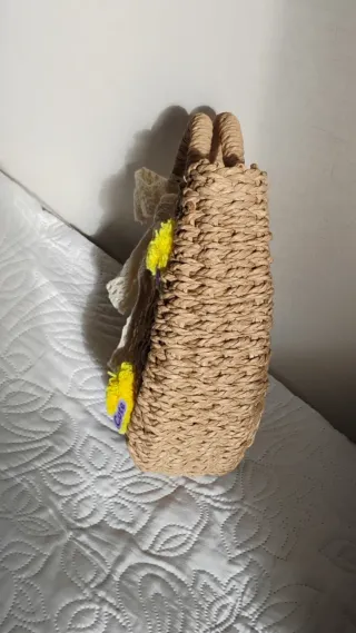 Bolso de rafia con pompones y encaje. Sin estrenar