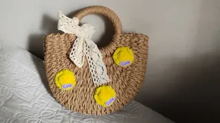Bolso de rafia con pompones y encaje. Sin estrenar