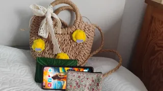 Bolso de rafia con pompones y encaje. Sin estrenar