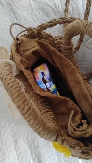 Bolso de rafia con pompones y encaje. Sin estrenar