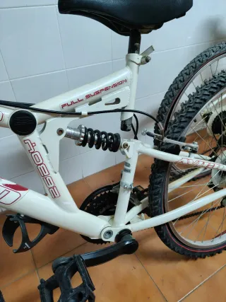 Bicicleta de montaña roja y blanca Con cuenta km